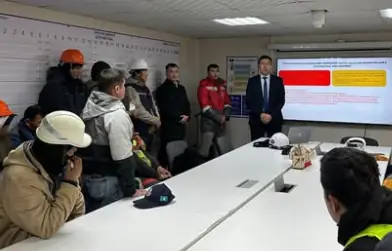 Занятие с рабочими на строительной площадке
